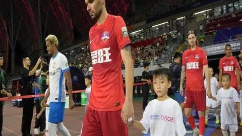 红军迎战布莱顿，萨拉赫未出场！埃基蒂克与维尔茨担纲，战局悬念重重！